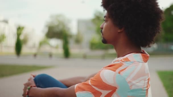 Κοντινό Πλάνο Ενός Νεαρού Αφροαμερικανού Που Φορούσε Πουκάμισο Καθισμένος Χαλαρός — Αρχείο Βίντεο