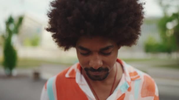 Retrato Frontal Cerca Del Joven Afroamericano Con Camisa Levantando Cabeza — Vídeo de stock