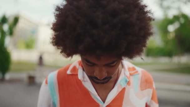 Retrato Frontal Perto Jovem Afro Americano Camisa Levantando Cabeça Olhando — Vídeo de Stock