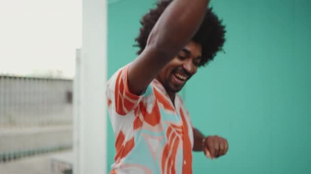 Zbliżenie Wesołego Młodego Afroamerykanina Koszuli Słuchającego Muzyki Bezprzewodowych Słuchawkach Tańczącego — Wideo stockowe