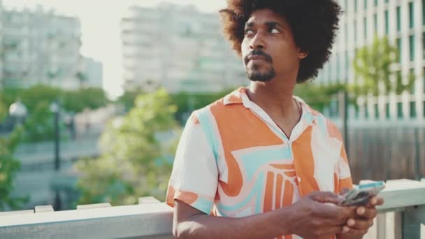 Closeup Jonge Afro Amerikaanse Man Draagt Shirt Schrijft Sociale Netwerken — Stockvideo