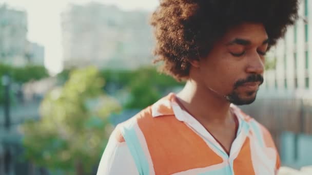非洲裔年轻男子的特写 身穿衬衫 看着相机 面带微笑 生活方式的概念 慢动作 — 图库视频影像