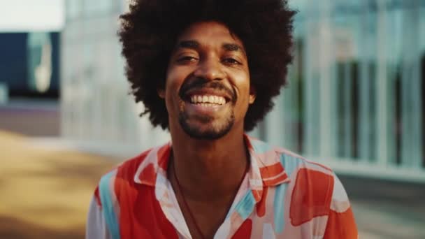 Close Retrato Sorrir Jovem Afro Americano Vestindo Camisa Sobre Fundo — Vídeo de Stock