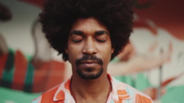 Close Frontaal Portret Van Jonge Afro Amerikaanse Man Opent Zijn — Stockvideo