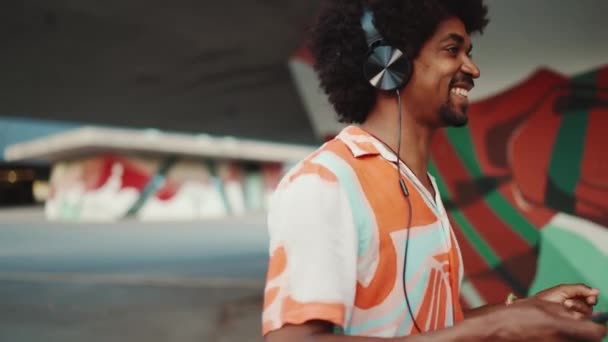 Close Jovens Afro Americanos Alegres Vestindo Camisa Ouvindo Música Fones — Vídeo de Stock