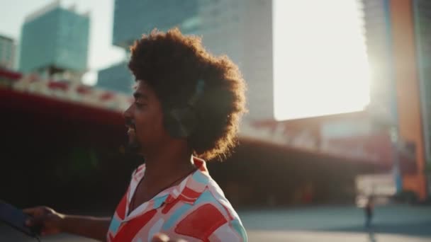 Close Jovens Afro Americanos Alegres Vestindo Camisa Ouvindo Música Fones — Vídeo de Stock