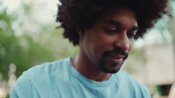 Retrato Close Jovem Afro Americano Azul Claro Shirt Sentado Banco — Vídeo de Stock