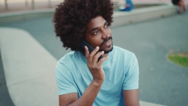 Primer Plano Joven Afroamericano Con Camiseta Azul Claro Sentado Banco — Vídeo de stock