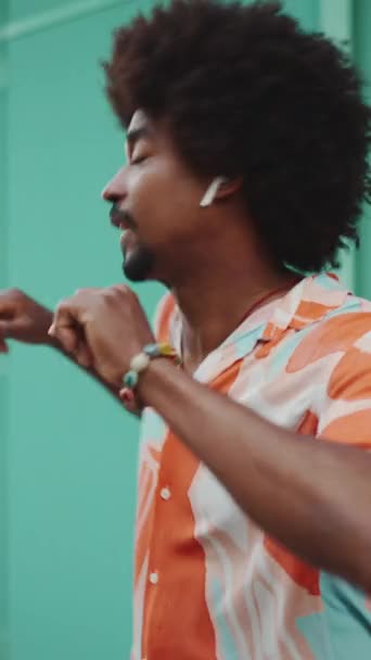 Vídeo Vertical Close Jovens Afro Americanos Alegres Vestindo Camisa Ouvindo — Vídeo de Stock