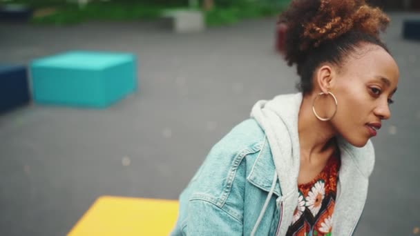 Clouse Chica Africana Con Cola Caballo Con Chaqueta Mezclilla Parte — Vídeos de Stock