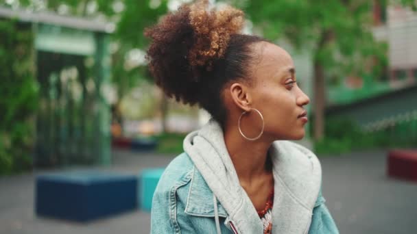 Primer Plano Agradable Joven Afroamericana Con Cola Caballo Chaqueta Mezclilla — Vídeo de stock