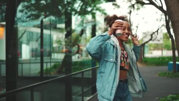 Kuyruklu Kot Ceketli Gülen Afrikalı Bir Kız Ulusal Modelde Giyinmiş — Stok video