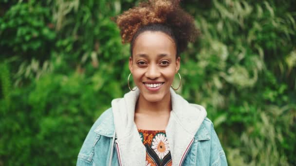 Primer Plano Retrato Chica Africana Con Cola Caballo Con Chaqueta — Vídeo de stock