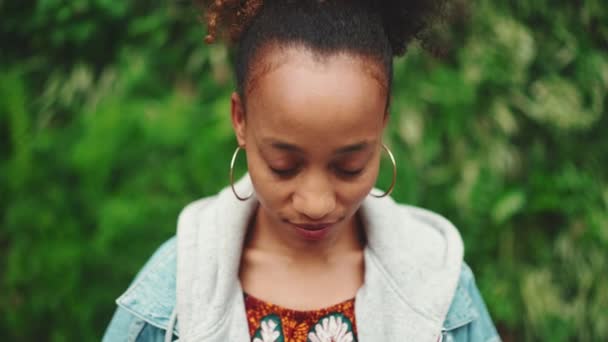 Фронтальный Портрет Африканской Девушки Хвостиком Джинсовой Куртке Кукурузном Топе Национальным — стоковое видео