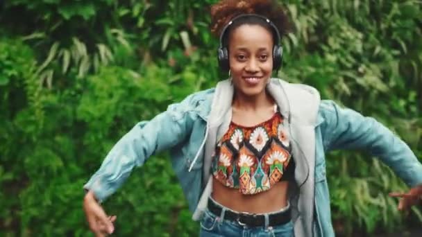 Chica Africana Sonriente Con Cola Caballo Vistiendo Chaqueta Mezclilla Parte — Vídeos de Stock