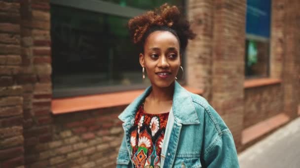 Primer Plano Chica Africana Con Cola Caballo Con Chaqueta Mezclilla — Vídeos de Stock