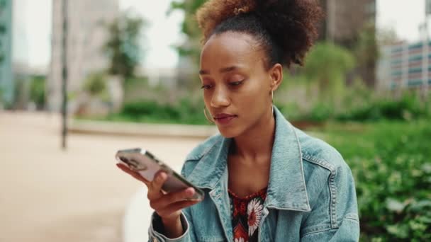 Retrato Cerca Una Chica Africana Con Cola Caballo Con Chaqueta — Vídeos de Stock