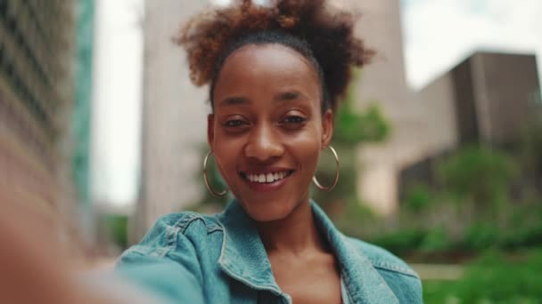 Primer Plano Portret Linda Chica Africana Con Cola Caballo Con — Vídeo de stock