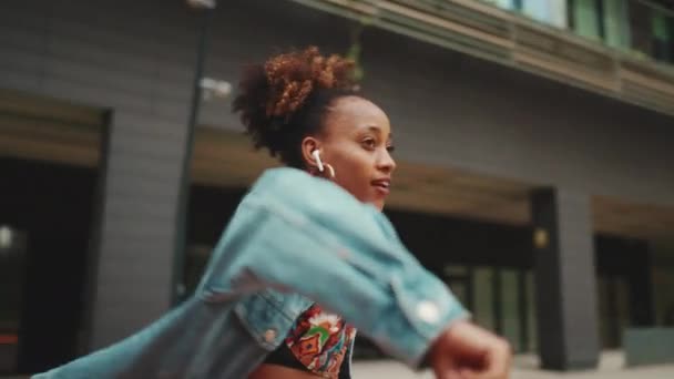 Крупный План Улыбающаяся Африканская Девушка Хвостиком Джинсовой Куртке Топе Национальным — стоковое видео