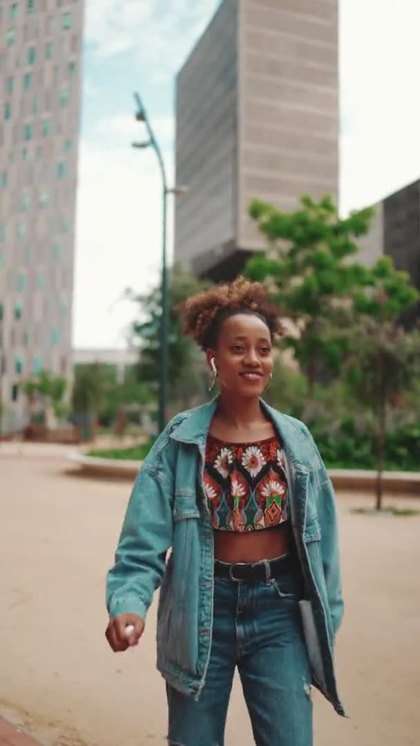 Vertical Video Usmívající Africká Dívka Culíkem Džínové Bundě Obilí Top — Stock video