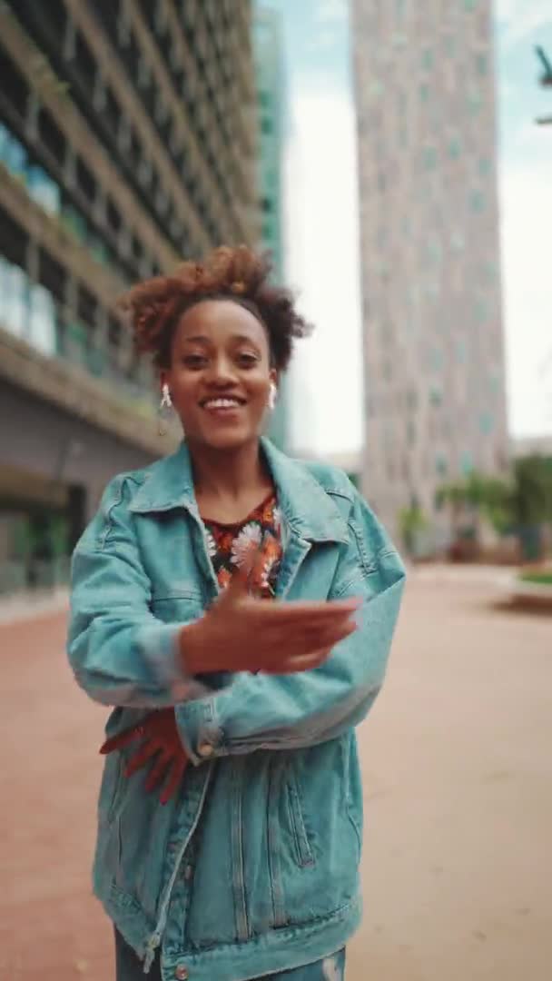 Vertical Video Nahaufnahme Lächelndes Afrikanisches Mädchen Mit Pferdeschwanz Jeansjacke Bauchfreiem — Stockvideo