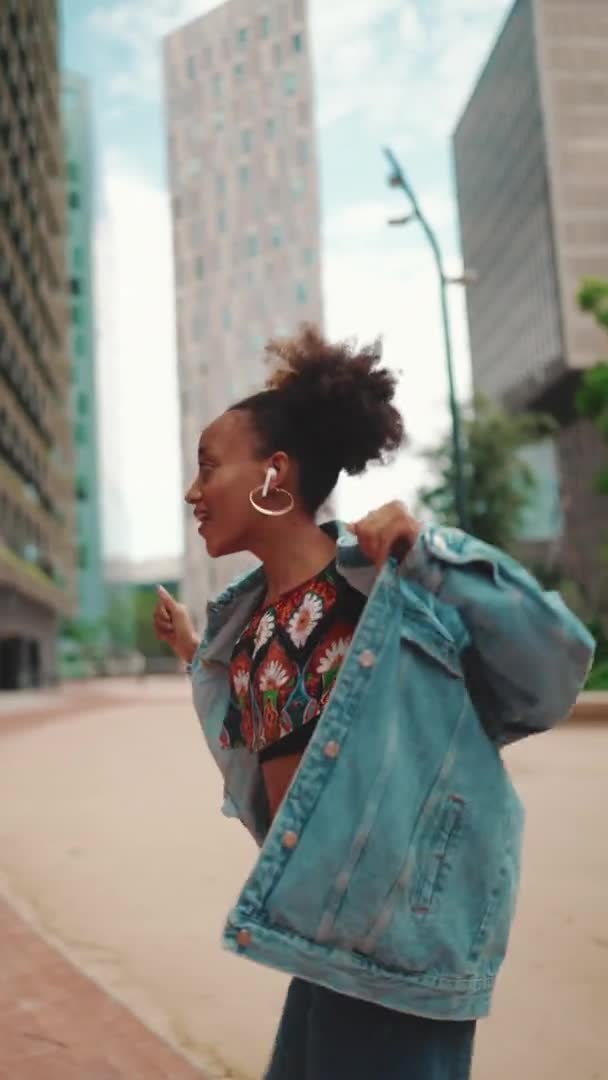 Vertische Video Glimlachend Afrikaans Meisje Met Paardenstaart Draagt Denim Jas — Stockvideo