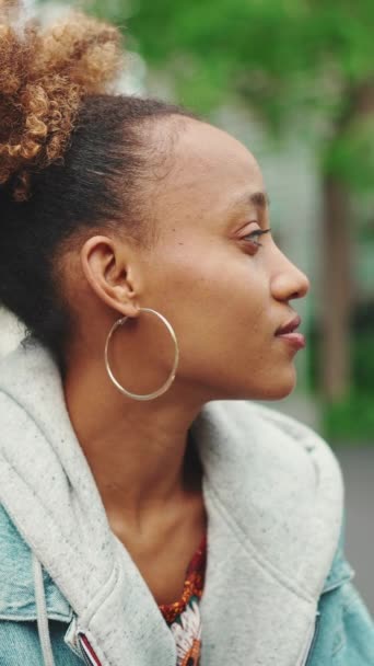 穿着牛仔夹克的漂亮的非洲裔美国女人的特写镜头 享受着早晨的咖啡和向外看的感觉 慢动作 — 图库视频影像