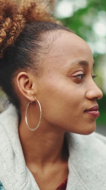 Vertické Video Detailní Portrét Mladé Afroameričanky Culíkem Džínové Bundě Otočí — Stock video