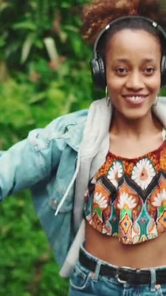 Glimlachend Afrikaans Meisje Met Paardenstaart Denim Jasje Gewas Top Met — Stockvideo