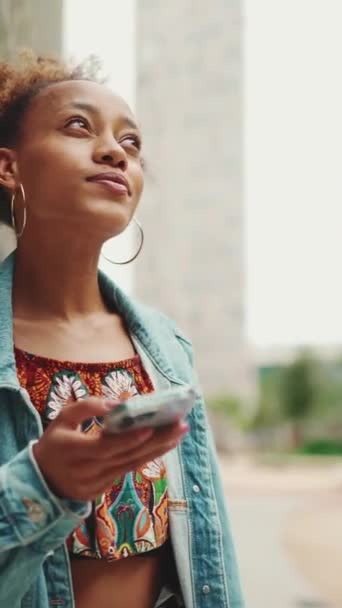Video Vertical Primer Plano Chica Africana Con Chaqueta Mezclilla Calle — Vídeos de Stock