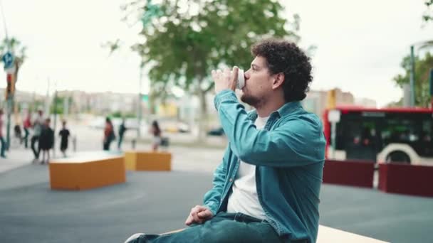 Aufgehübscht Sitzt Ein Junger Bärtiger Mann Jeanshemd Und Trinkt Kaffee — Stockvideo
