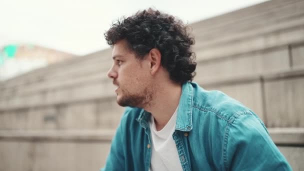 Overstuur Man Zit Trap Denkt Emotioneel Close Portret Van Emotionele — Stockvideo