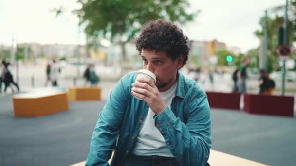 Clouse Joven Barbudo Con Camisa Mezclilla Sentado Tomando Café Calle — Vídeos de Stock