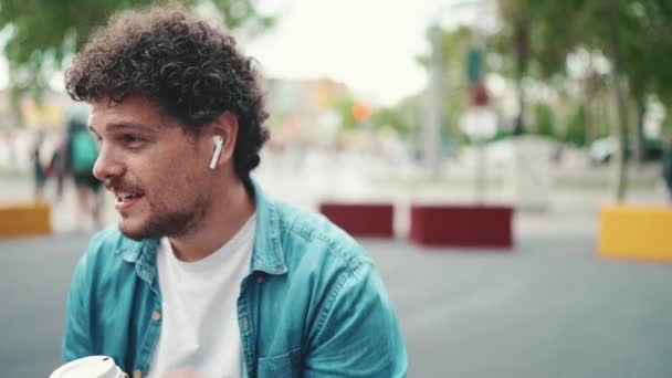 Retrato Cerca Del Joven Barbudo Con Camisa Mezclilla Sentado Auriculares — Vídeos de Stock