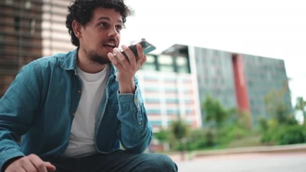 Ung Skäggig Man Jeansskjorta Sitter Och Använder Mobiltelefon Man Skickar — Stockvideo