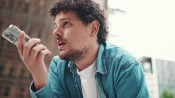 Clouseup Joven Barbudo Con Camisa Vaquera Sentado Usando Teléfono Móvil — Vídeos de Stock