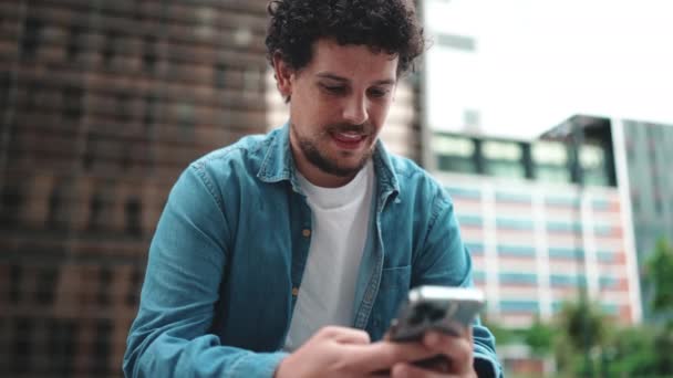 Retrato Primer Plano Joven Barbudo Sonriente Con Camisa Vaquera Usando — Vídeos de Stock