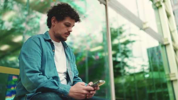 Yakın Plan Kot Gömlekli Genç Sakallı Adam Otobüs Durağında Otobüs — Stok video