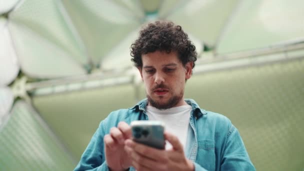 Primer Plano Hombre Mira Mapa Google Teléfono Móvil Mira Alrededor — Vídeos de Stock