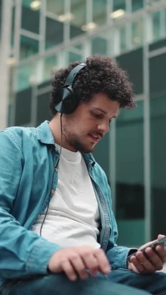 Vertical Video Close Young Bearded Man Denim Shirt Sitting Headphones — Stockvideo
