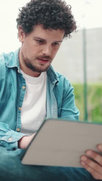 Vertisk Video Närbild Ung Skäggig Man Denim Skjorta Sitter Och — Stockvideo