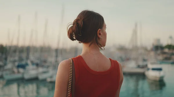 Κοντινό Πλάνο Κορίτσι Στέκεται Στην Παραλία Και Κοιτάζει Στο Λιμάνι — Φωτογραφία Αρχείου
