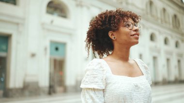 Gözlüklü genç bir kadın kürsüde bilgi çalışıyor. Kız bilgi ekranına baktı