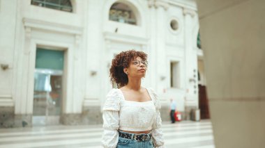 Gözlüklü genç bir kadın kürsüde bilgi çalışıyor. Kız bilgi ekranına baktı