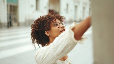 Gözlüklü genç bir kadın kürsüde bilgi çalışıyor. Kız bilgi ekranına baktı