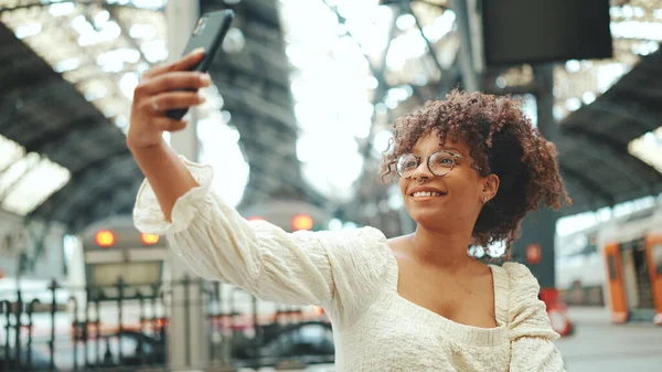 Jovem Óculos Senta Estação Tira Uma Selfie Mulher Positiva Usando — Fotografia de Stock