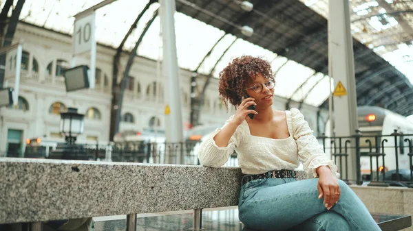 Mujer Joven Con Gafas Sentada Estación Hablando Smartphone Mujer Positiva —  Fotos de Stock