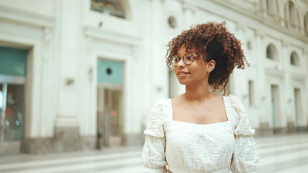 Mujer Joven Con Gafas Pie Estación — Foto de Stock