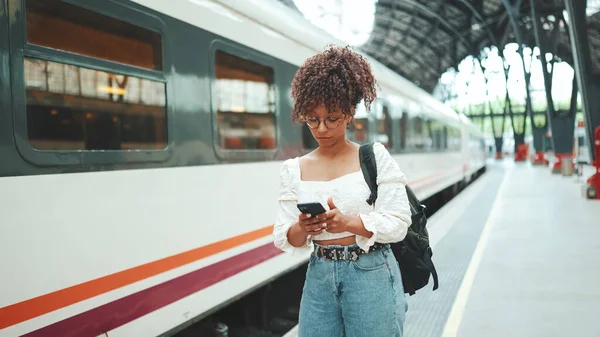 Retrato Cerca Una Mujer Joven Gafas Con Teléfono Inteligente Una —  Fotos de Stock