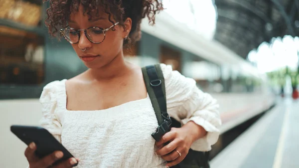 Retrato Cerca Una Mujer Joven Gafas Con Teléfono Inteligente Una —  Fotos de Stock